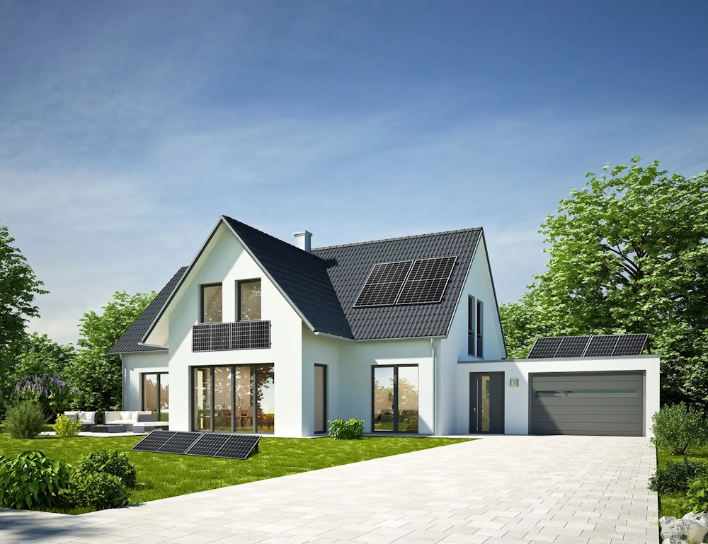 Haus mit Balkonkraftwerk, PV-Anlage auf Dach, Solarmodulen im Garten und auf Carport