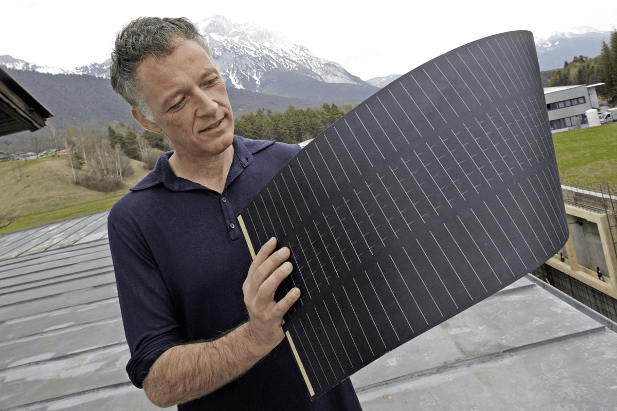 Dünnschicht-Solarmodule sind eine Alternative zu polykristallinen und monokristallinen Zellen (Q: https://www.energy-innovation-austria.at/article/simplicis-flexible-duennschichtsolarzellen/)