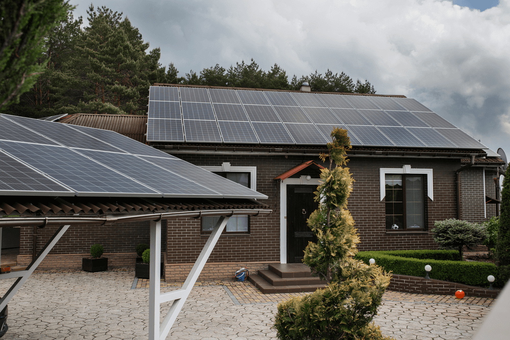 Stromkosten drastisch reduzierbar durch PV-Anlagen auf dem Haus- sowie Garagendach oder Auto-Unterstand